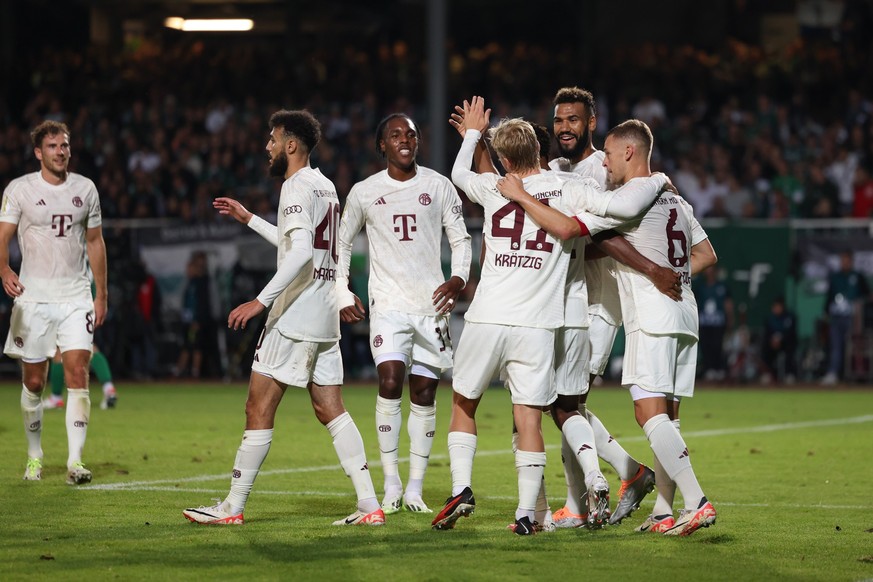 26.09.2023, Nordrhein-Westfalen, Münster: Fußball: DFB-Pokal, Preußen Münster - Bayern München, 1. Runde im Preußenstadion. Münchens Torschütze Frans Krätzig (3.v.r) feiert seinen Treffer zum 0:3 mit  ...