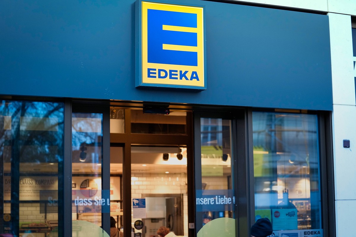 Symbolbild des Lebensmitteleinzelhaendler EDEKA Symbolfoto Logo des Supermarkt EDEKA Deutschland *** Symbol image of food retailer EDEKA symbol photo logo of supermarket EDEKA Germany