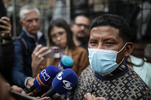 11.06.2023, Kolumbien, Bogota: Manuel Ranoque, Vater der indigenen Kinder, die einen Flugzeugabsturz im Amazonasgebiet überlebten, spricht vor dem Eingang des Militärkrankenhauses, in dem die Kinder m ...