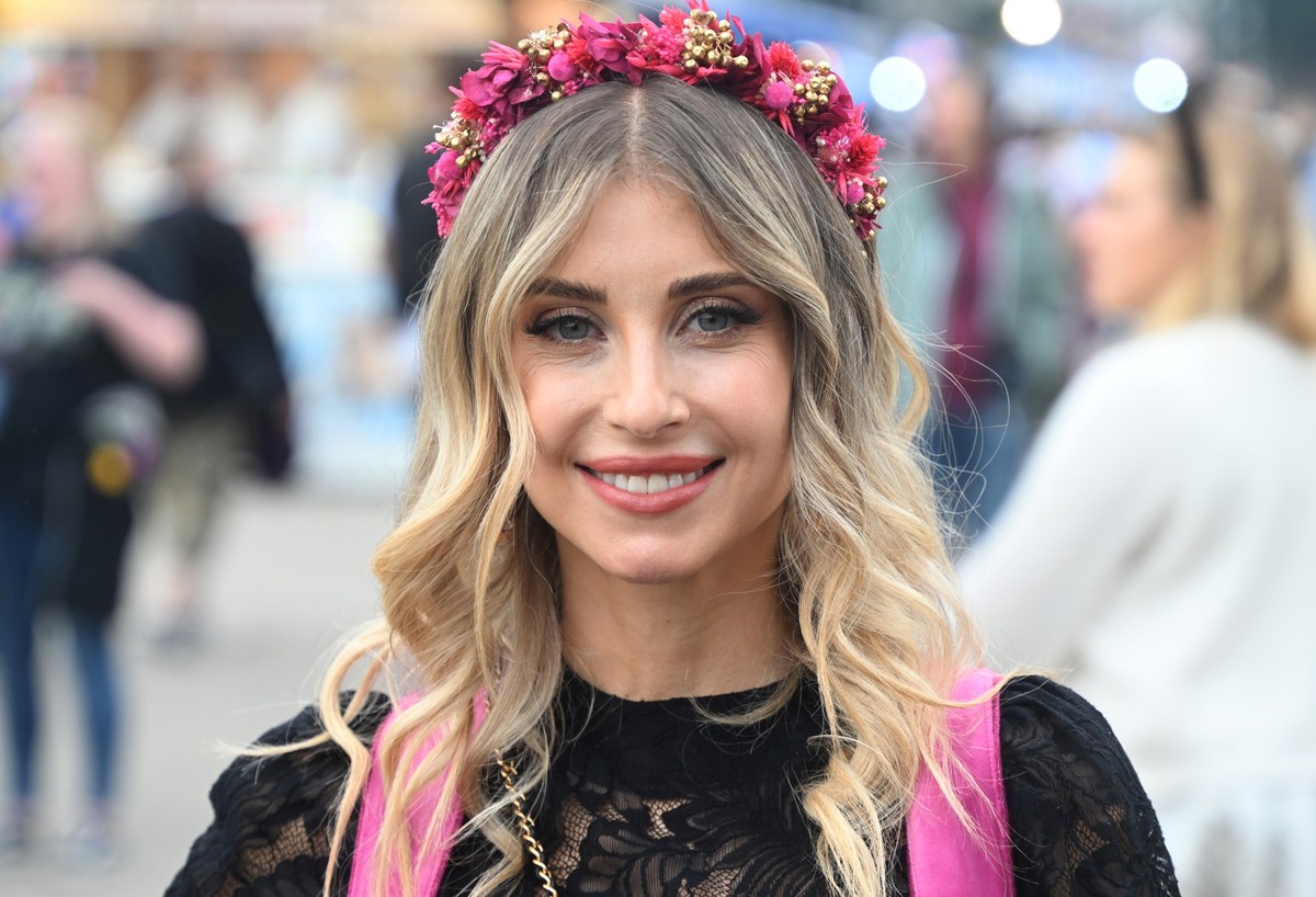 23.09.2024, Bayern, München: Cathy Hummels geht über die Theresienwiese bei Cathy Hummels Wiesn-Bummel. Das 189. Oktoberfest findet vom 21. September bis 6. Oktober 2024 auf der Münchner Theresienwies ...