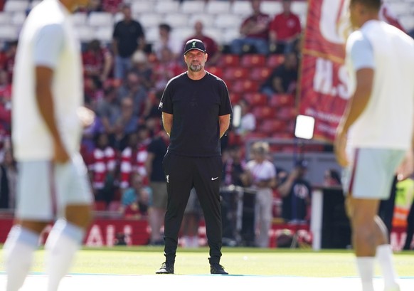 03.09.2023, Großbritannien, Liverpool: Fußball: Premier League, England, FC Liverpool - Aston Villa, 4. Spieltag, Anfield: Jürgen Klopp, Trainer des FC Liverpool, schaut beim Aufwärmen zu. Foto: Andre ...