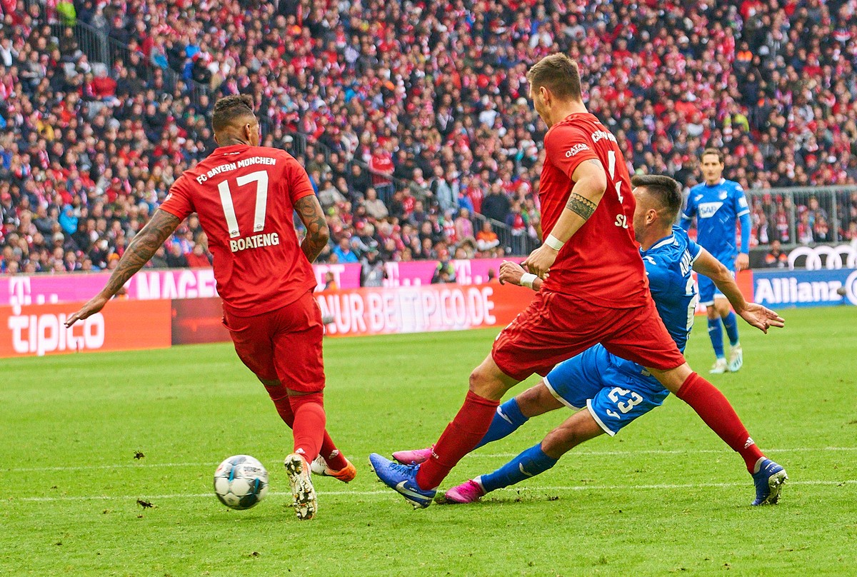Beinschuss, Tor! Boateng (l.) lässt sich von Adamyan düpieren.