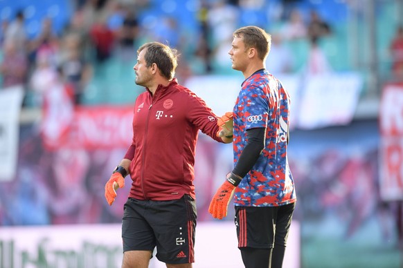 Fußball, 1. Bundesliga, 20210911, RasenBallsport Leipzig - FC Bayern München. Im Bild Torwart-Trainer des FC Bayern München Toni TAPALOVIC und Manuel NEUER FC Bayern München, 1 Aufwärmen. Leipzig Red  ...