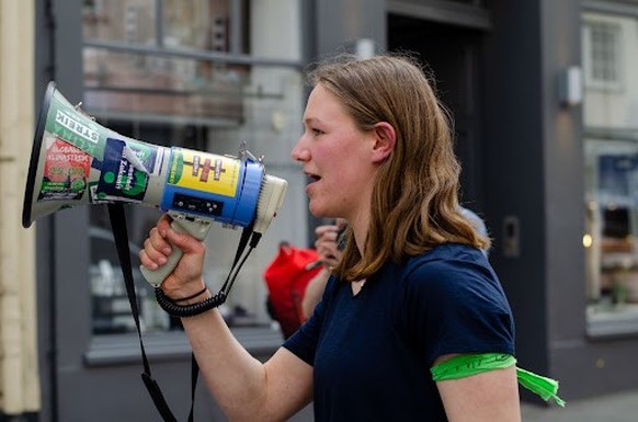 Katharina Kewitz (24) studiert Medizin in Lübeck. Bei FFF ist sie an Organisation und Öffentlichkeitsarbeit beteiligt.