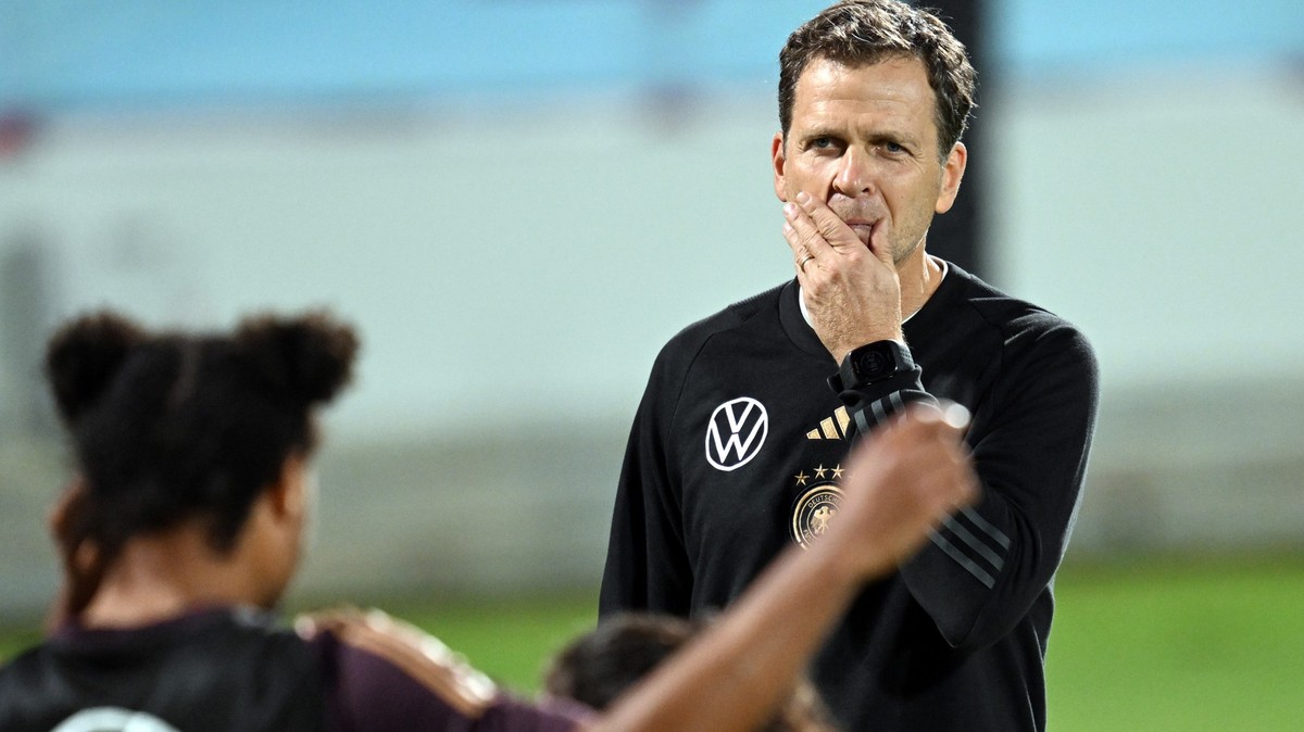 20.11.2022, Katar, Al-Shamal: Fußball: WM, Nationalmannschaft, Deutschlands Oliver Bierhoff, Geschäftsführer Nationalmannschaften und Akademie, während eines Fifa Community Events mit 17 Mädchen aus v ...