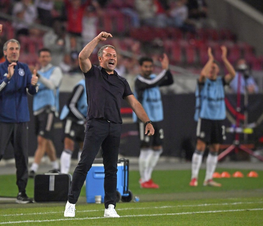 Bundestrainer Hansi Flick jubelt über das 5:0 gegen Armenien