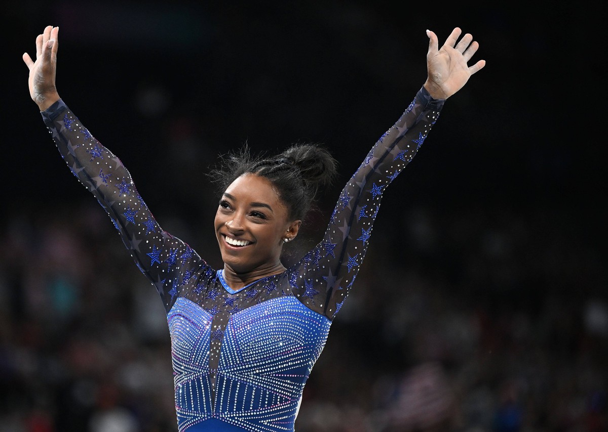 Sport Bilder des Tages 240801 -- PARIS, Aug. 1, 2024 -- Simone Biles of the United States greets the spectators after the balance beam of Women s All-around Final of artistic gymnastics at the Paris 2 ...
