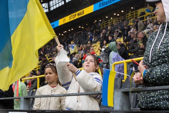 Fußball, Fußball-Benefizspiel: Borussia Dortmund - Dynamo Kiew, Signal Iduna Park. Ukrainische Fans vor dem Spiel.
