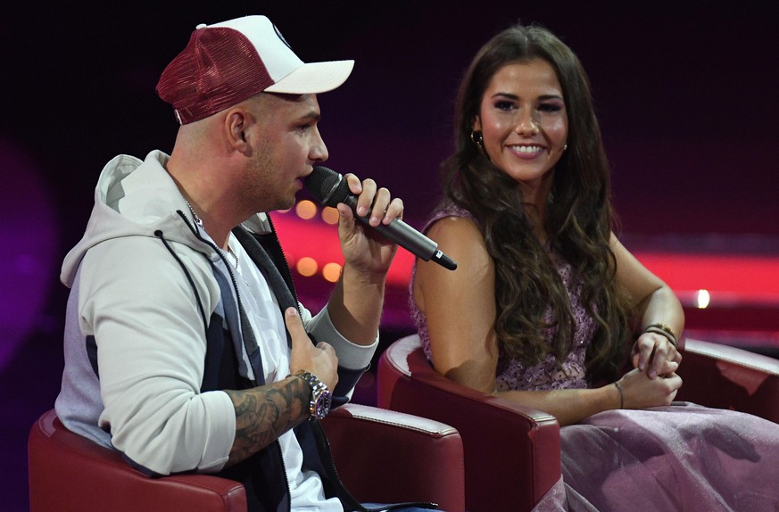 Die Sänger Pietro (l) und Sarah Lombardi (r) sitzen am 03.12.2017 beim RTL Jahresrücklblick &quot;2017! Menschen, Bilder, Emotionen&quot; in Hürth (Nordrhein-Westfalen) auf der Bühne. Foto: Henning Ka ...