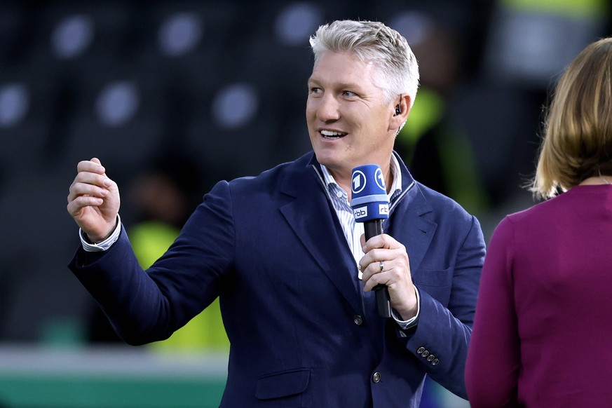 SCHWEINSTEIGER Bastian ARD TV Moderator mit WELMER Jessy OLYMPIASTADION Berlin DFB Pokal Finale 2022 DFB Pokal Endspiel 2022 im Berliner Olympiastadion SC Freiburg - RB Leipzig am 21.05.2022 in Berlin ...