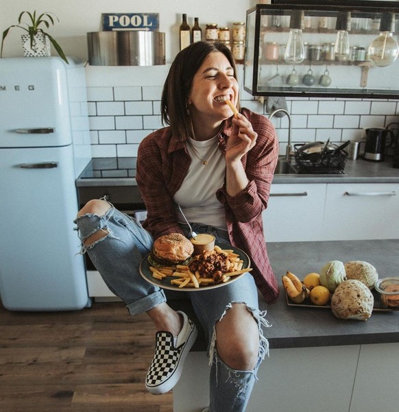 Angelique Vochezer hat sich einen veganen Burger mit Chili Fries gekocht.