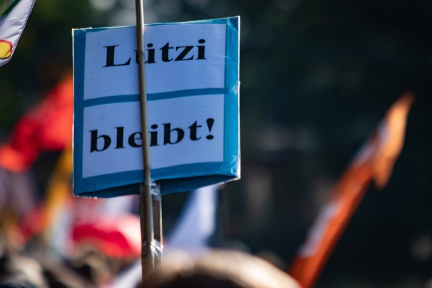 RWE stoppen Rote Linie gegen Konzernmacht Aktion in Lützerath Demo. Am 20.8.2022 versammelten sich Klima-Aktivist*innen in Lützerath zu einer vom globalisierungskritischen Netzwerk Attac organisierten ...