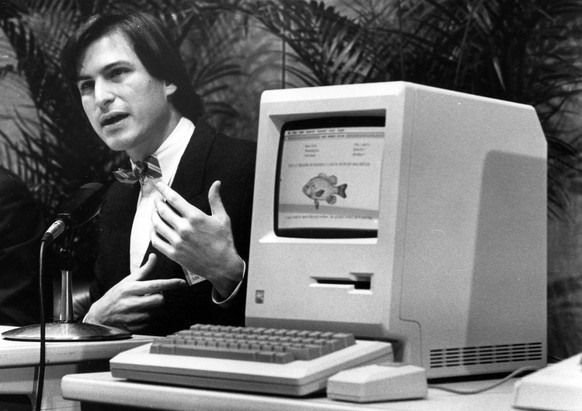 Bildnummer: 55826585 Datum: 24.01.1984 Copyright: imago/UPI Photo
Steve Jobs resigned as the chief executive of Apple Inc due to health reasons on August 24, 2011. He is shown announcing the Apple Mac ...