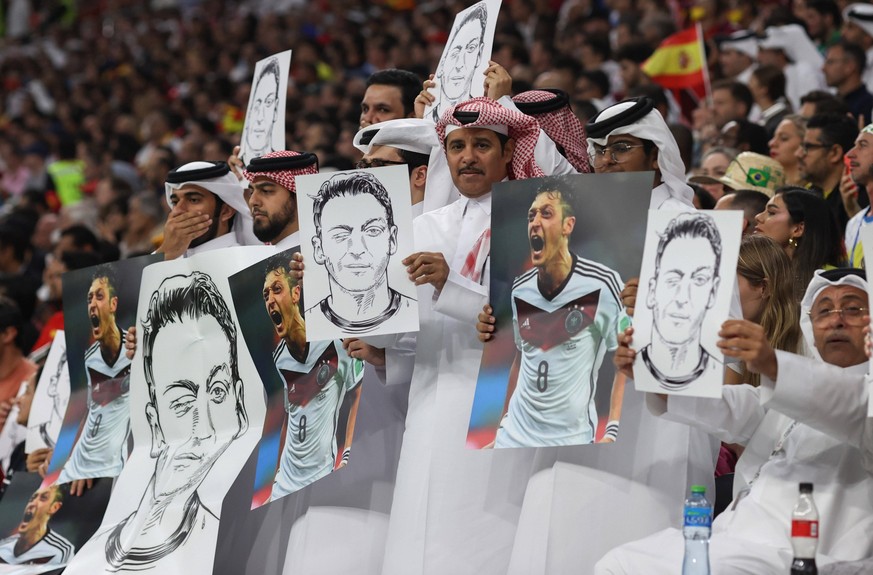 Spain v Germany : FIFA World Cup, WM, Weltmeisterschaft, Fussball 27 November 2022, Al Khor - FIFA World Cup Qatar - Spain v Germany - local support for former German player Mesut Ozil - Photo: Charlo ...