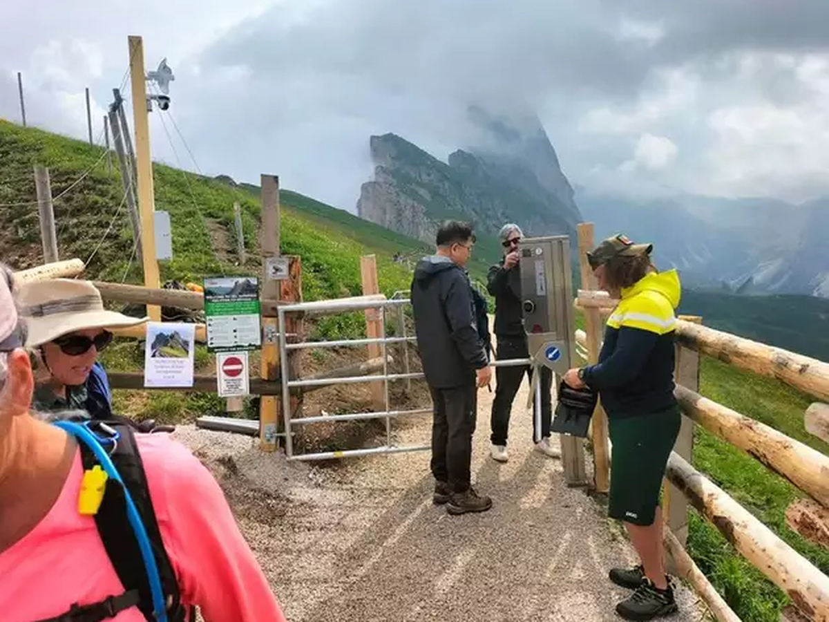 Der Zugang zum Seceda-Weg wurde am Wochenende mit einem Drehkreuz reguliert.