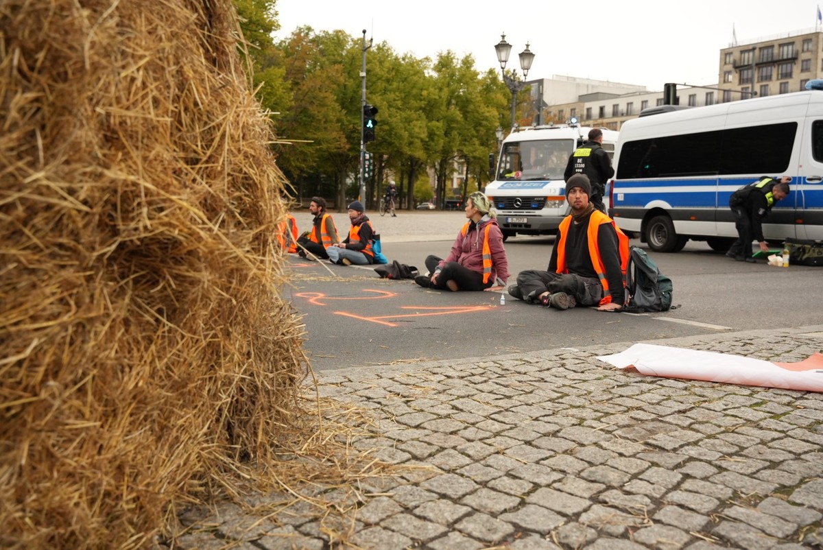 Derzeit protestiert die Letzte Generation gemeinsam mit Landwirten vor dem Brandenburger Tor.