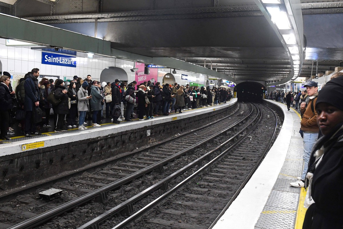 Metro Gare Saint Lazare - Greve generale, en contestation au projet de reforme des retraites, greve reconductible a partir de mardi 7 Mars. NEWS : Greve generale contre la reforme des retraites - Pari ...