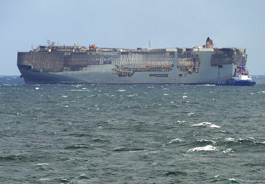 HANDOUT - 31.07.2023, Niederlande, Nordsee: Die Aufnahme, die von der niederländischen Küstenwache zur Verfügung gestellt wurde, zeigt den Autofrachter «Fremantle Highway» in der Nordsee. Der brennend ...