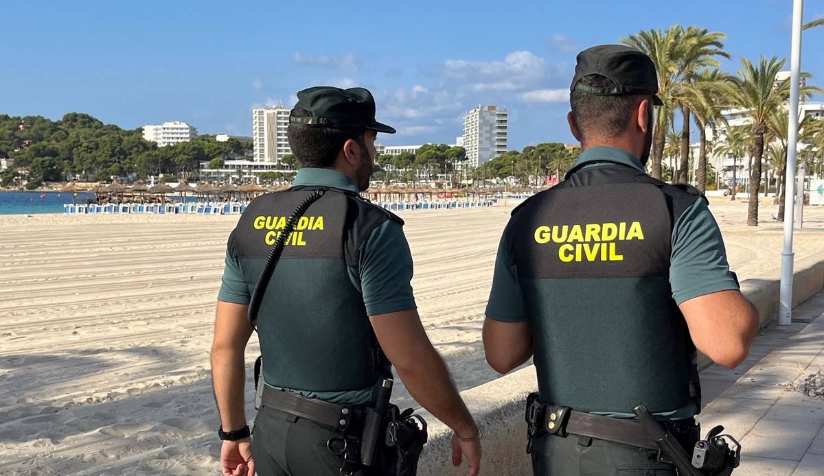 ARCHIV - 12.08.2024, Spanien, Mallorca: Mitglieder der spanischen Guardia Civil sind nahe eines Strandes im Einsatz. Vier deutsche Urlauber sind auf Mallorca nach Polizeiangaben festgenommen worden, w ...