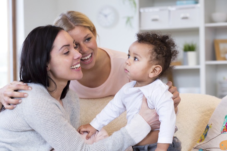 Das Familienmodell Mama-Mama-Kind ist in Deutschland zwar möglich, aber rechtlich sind lesbische Elternpaare den heterosexuellen Eltern noch immer nicht gleichgestellt.