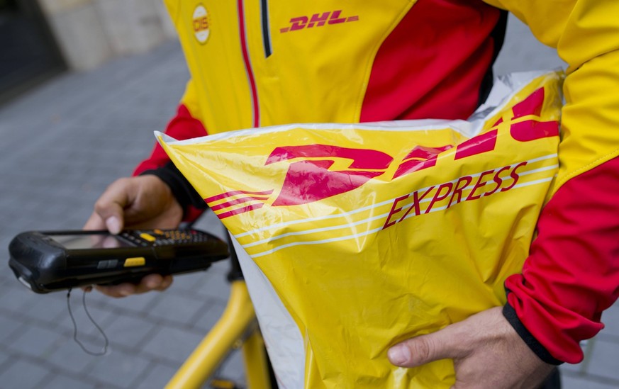 Ein Fahrradkurier des Postdienstleisters DHL liefert eine Express-Sendung aus, Berlin, 09.09.2014. Berlin Deutschland PUBLICATIONxINxGERxSUIxAUTxONLY Copyright: xMichaelxGottschalkx