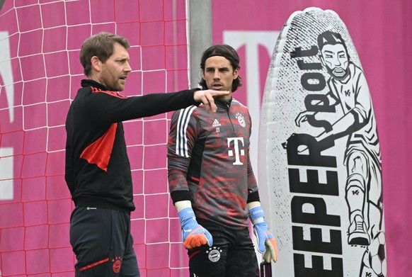 13.02.2023, Bayern, München: Fußball: Champions League, FC Bayern München, Training. Bayerns Torwart Yann Sommer (r) und Torwarttrainer Michael Rechner (l) beim Abschlusstraining vor dem Champions-Lea ...