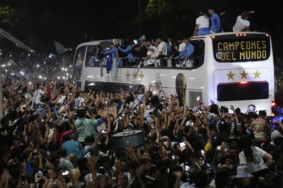 Hunderttausende Fans jubeln Argentiniens Spielern zu.
