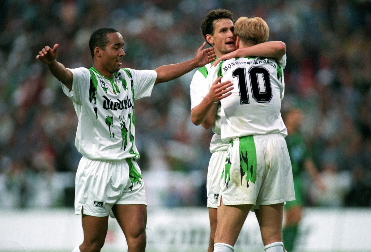 Dahlin, Herrlich und Effenberg beim Torjubel.