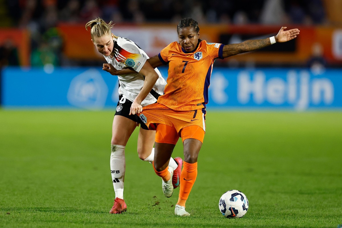 21.02.2025, Niederlande, Breda: Fu�ball, Frauen: Nations League A Frauen, Niederlande - Deutschland, Gruppenphase, Gruppe 1, Spieltag 1, Rat Verlegh Stadion. Deutschlands Janina Minge (l) im Zweikampf ...
