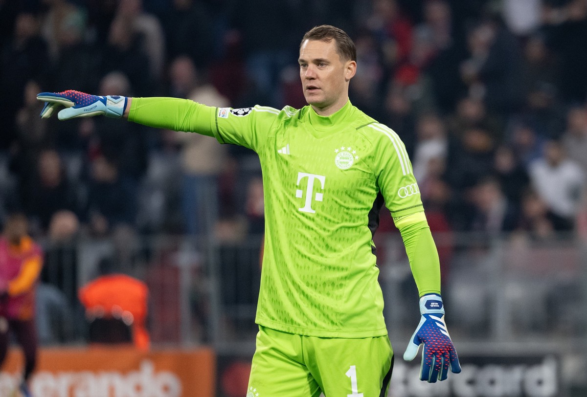 ARCHIV - 08.11.2023, Bayern, M�nchen: Fu�ball: Champions League, Bayern M�nchen - Galatasaray Istanbul, Gruppenphase, Gruppe A, 4. Spieltag in der Allianz Arena. Torwart Manuel Neuer von M�nchen gesti ...