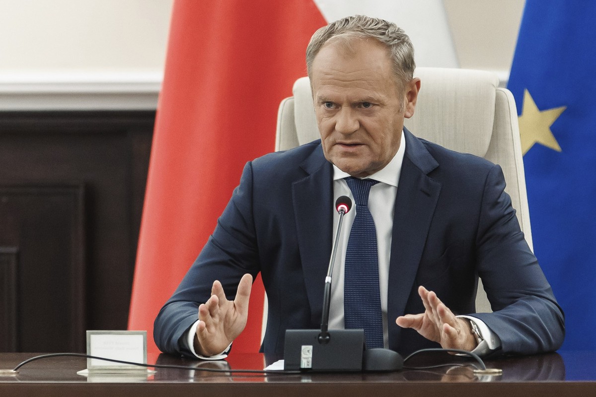 10.09.2025, Polen, Warschau: Der polnische Ministerpräsident Donald Tusk hält eine außerordentliche Regierungssitzung mit Vertretern des Militärs und der Rettungsdienste ab, nachdem der polnische Luft ...