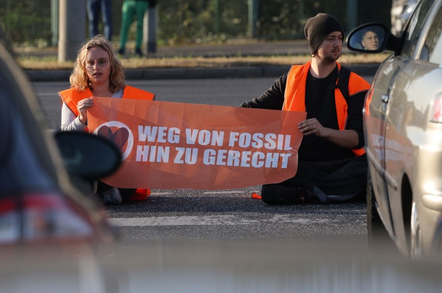 Die Klimaaktivist:innen der Letzten Generation blockieren als Zeichen des Protests immer wieder Straßen.