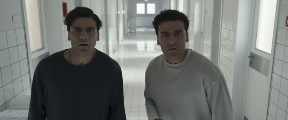 Oscar Isaac plays in "Moon Knight" two characters at once: Marc and Steven.