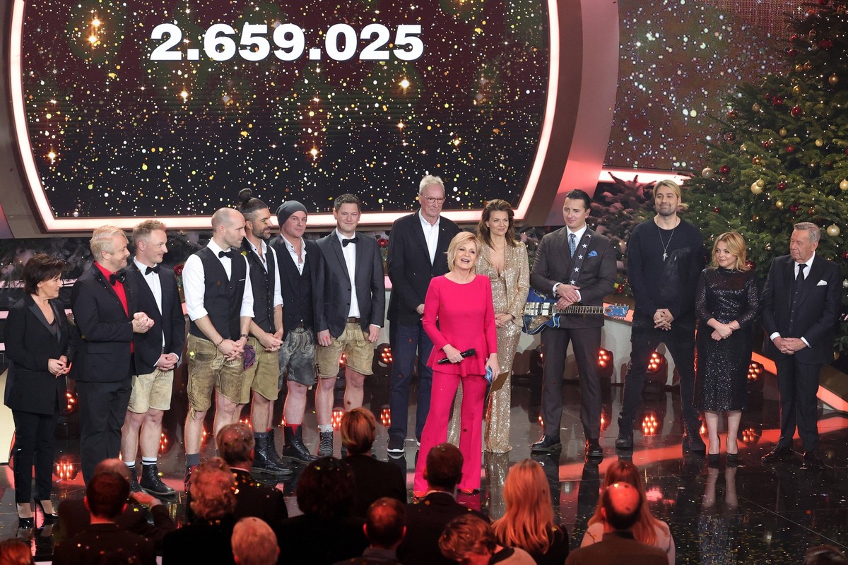 ZDF Benefizgala - Die schönsten Weihnachtshits mit Carmen Nebel Carmen Nebel, Moderatorin der ZDF Benefizgala Die schönsten Weihnachtshits mit Carmen Nebel und Mitwirkende. Live-Spendengala vom 08.12. ...