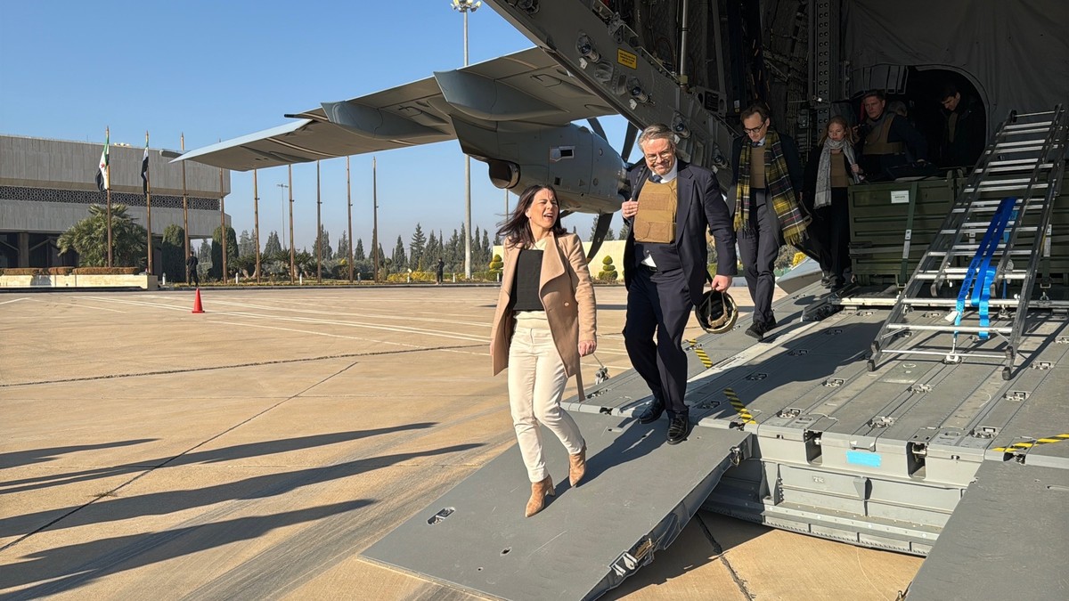 03.01.2025, Syrien, Damaskus: Au�enministerin Annalena Baerbock steigt auf dem Flughafen von Damaskus aus einem A400M der Luftwaffe. Au�enministerin Annalena Baerbock ist rund vier Wochen nach dem Stu ...