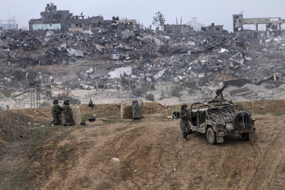 23.12.2023, Israel, ---: Israelische Armeefahrzeuge und Soldaten sind in der Nähe der Grenze zum Gazastreifen zu sehen. Foto: Tsafrir Abayov/AP/dpa +++ dpa-Bildfunk +++