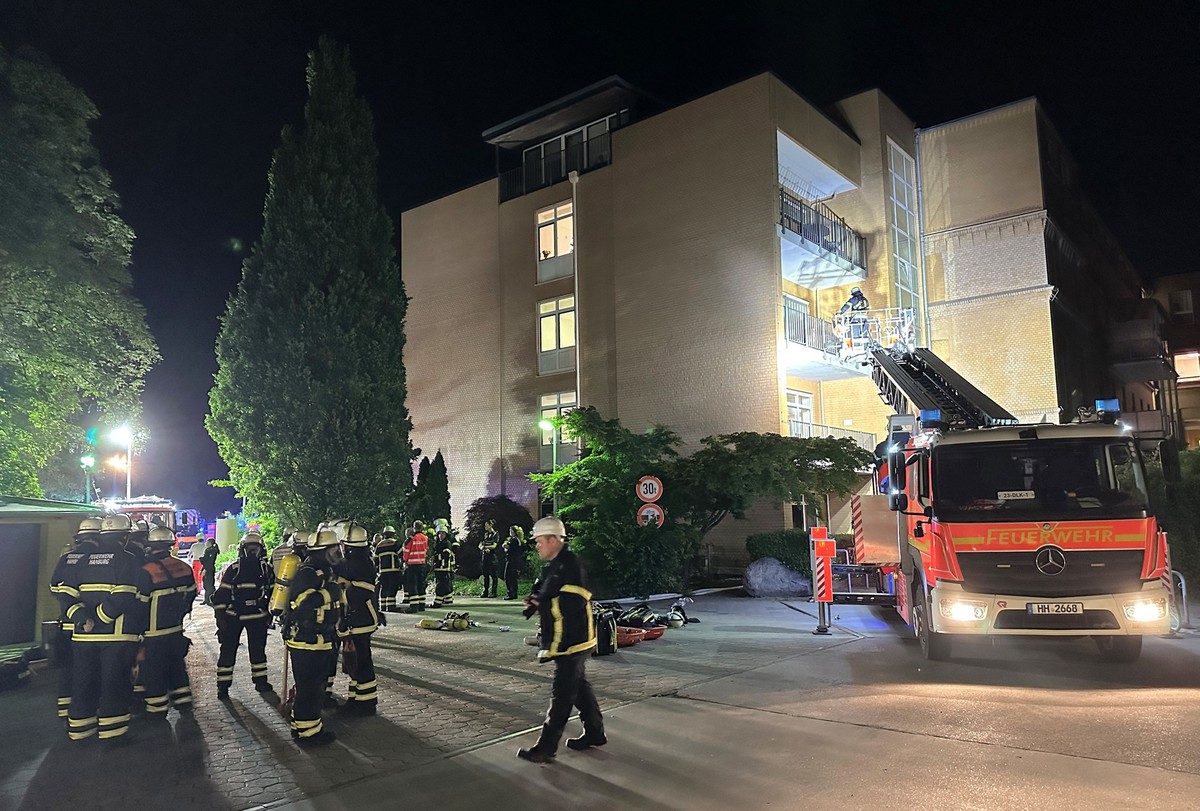 01.06.2025, Hamburg: Feuerwehrleute mit Atemschutzger