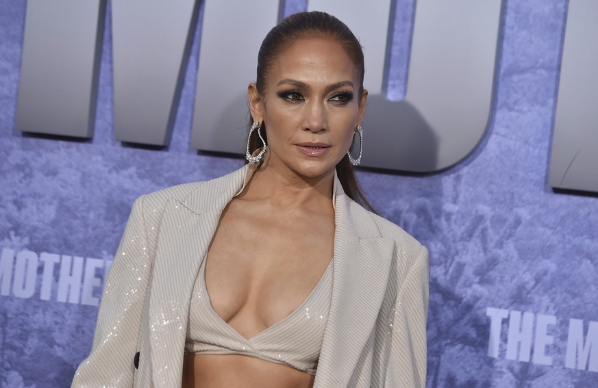 10.05.2023, USA, Los Angeles: Jennifer Lopez kommt zur Premiere von &quot;The Mother&quot; in Los Angeles im Westwood Regency Village Theatre. Foto: Jordan Strauss/Invision via AP/dpa +++ dpa-Bildfunk ...