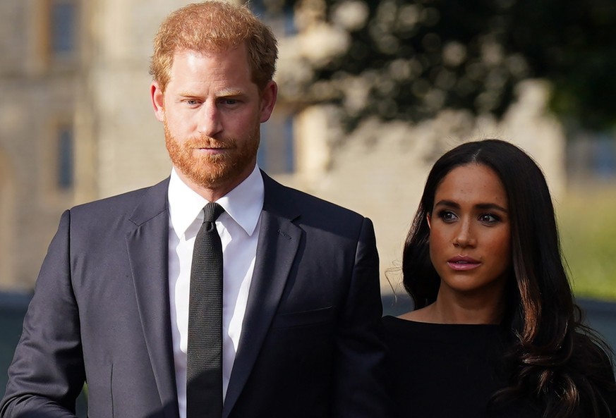 ARCHIV - 10.09.2022, Großbritannien, Windsor: Prinz Harry, Herzog von Sussex, und seine Frau Meghan, Herzogin von Sussex, treffen nach dem Tod der britischen Königin auf Schloss Windsor ein. (zu dpa & ...