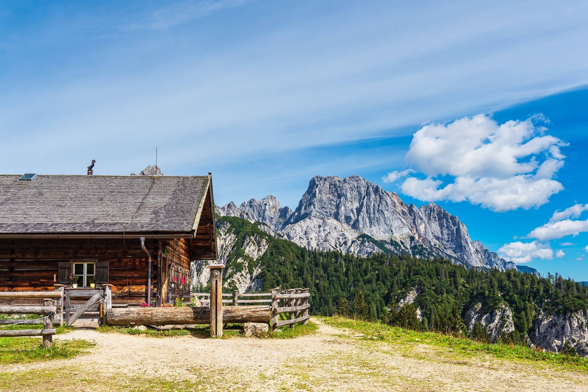 Blick auf die Litzlalm mit Hütte in den Alpen in Österreich Blick auf die Litzlalm mit Hütte in den Alpen in Österreich. Copyright: xZoonar.com/RicoxKödderx 19736603