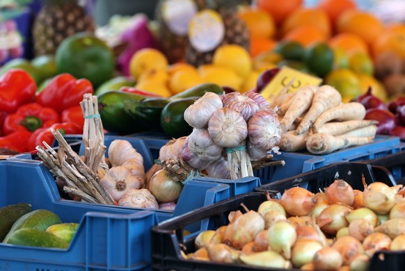 ARCHIV - 12.10.2022, Mecklenburg-Vorpommern, Neustrelitz: Obst und Gemüse liegt auf einem Verkaufsstand auf dem Wochenmarkt. Auch die Gemeinschaftsverpflegung in Mensen und Kantinen solle daher als ei ...