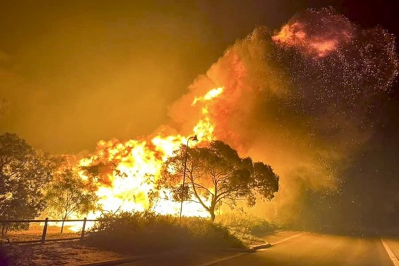 dpatopbilder - 23.11.2023, Australien, Wanneroo: Flammen lodern während eines Vegetationsbrandes nördlich von Perth. Dutzende von Einwohnern wurden evakuiert, und mindestens 10 Häuser wurden durch ein ...
