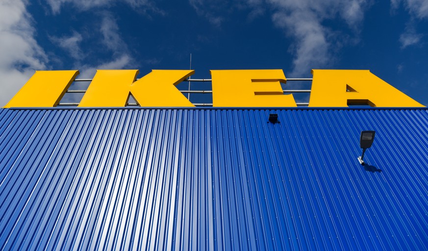 ARCHIV - 02.04.2020, Brandenburg, Waltersdorf: Das Logo vom Einrichtungskonzern IKEA an einer Halle im Ortsteil der Gemeinde Sch