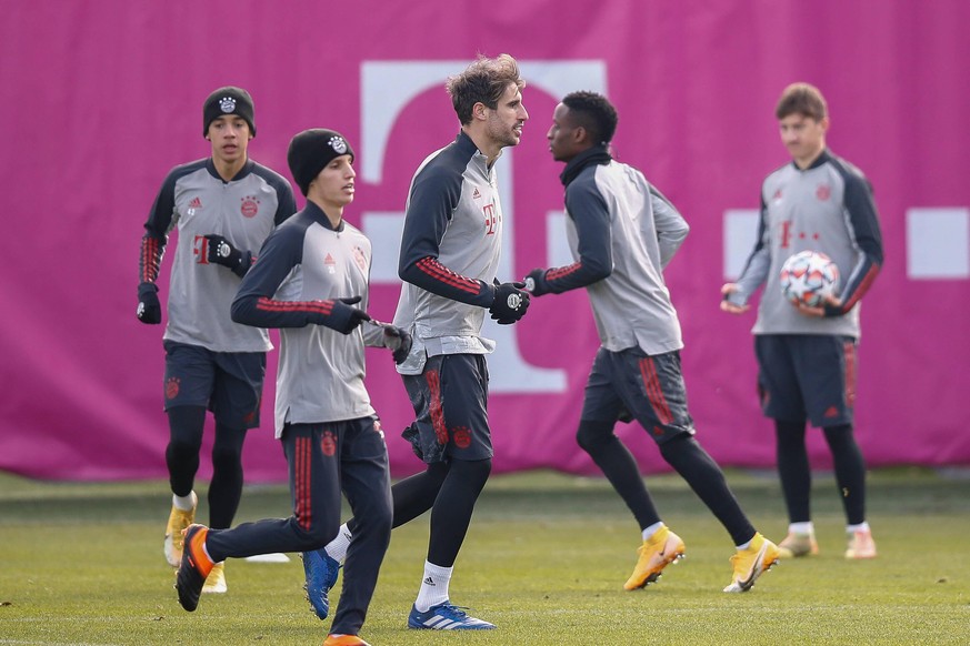 Angelo Stiller (rechts hinten) ist eines von vier Talenten, die Hansi Flick mit nach Madrid zum CL-Auswärtsspiel gegen Atlético mitnimmt.