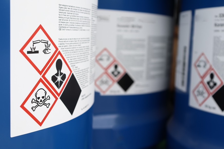 Bestimmte Symbole auf Flaschen informieren Verbraucher über giftige Chemikalien in Produkten.