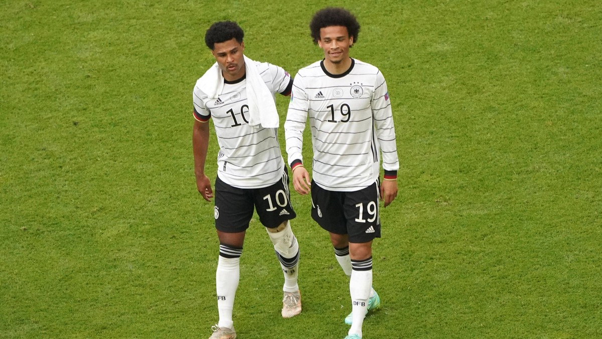 Serge Gnabry (l.) und Leroy Sané tragen hier das Trikot während der EM im Sommer 2021. Zur WM in Katar kommt ein neues heraus.