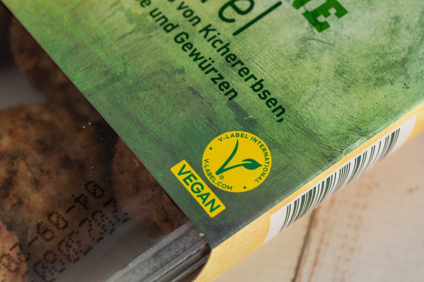 Augsburg, Bavaria, Germany - 29 August 2023: The V Label European Vegetarian Union on a package of vegan falafel. Vegan Food Label *** Das V Label European Vegetarian Union auf einer Packung veganer F ...