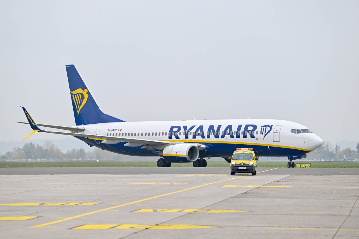 Flughafen Linz, Linz Airport - Comeback Ryanair 08.11.2024, Linz Hoersching, AUT, Linz Airport - Comeback Ryanair, im Bild Ankunft des Ryan Air Fluges am Flughafen Linz Oberoesterreich *** Linz Airpor ...