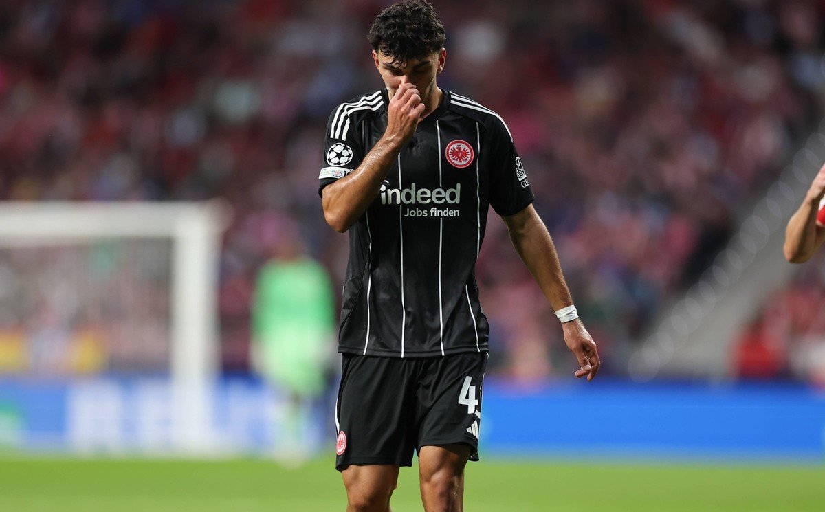 30.09.2025, Fussball UEFA Champions League, Atletico Madrid - Eintracht Frankfurt, v.l., Can Uzun Eintracht Frankfurt enttaeuscht, enttaeuscht schauend, dissapointed, traurig, frustiert, frust, gefrus ...