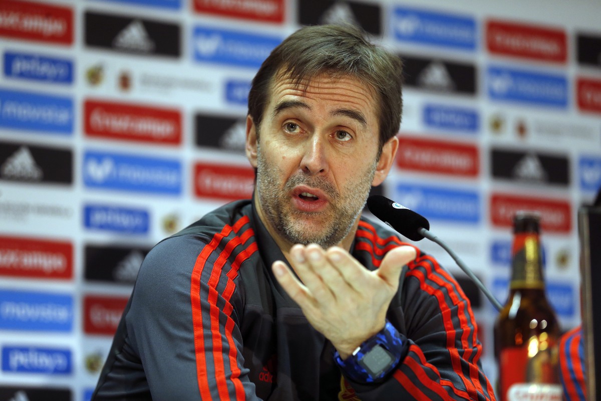 Julen Lopetegui bei der Pressekonferenz vor dem Spiel gegen Deutschland in Düsseldorf